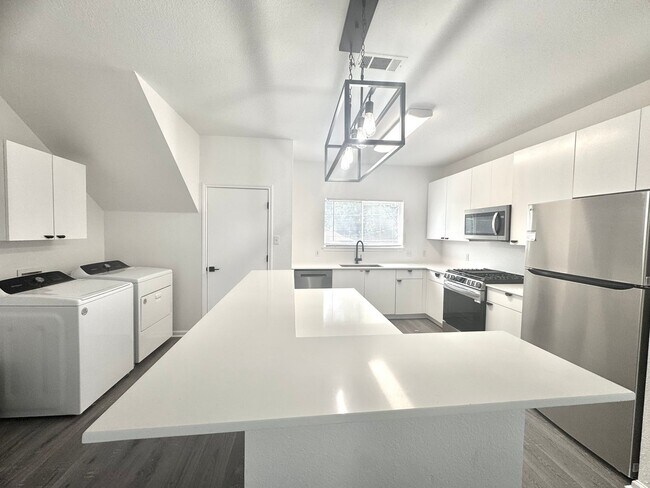 Foto del edificio - Remodeled 6 Bedroom in North Campus off Speedway