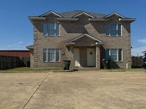 Building Photo - AUGUST MOVE IN!!!  3 bedroom 3 Bathroom Duplex Next Door to Blinn!