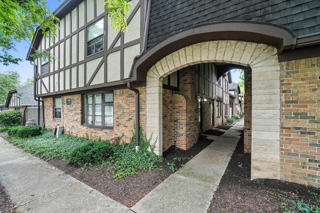 Building Photo - 665 Olde Towne Ave