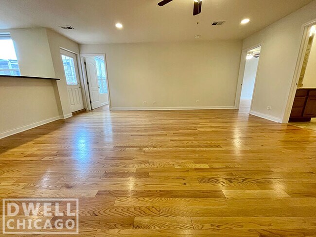 Building Photo - 720 W Buckingham Pl