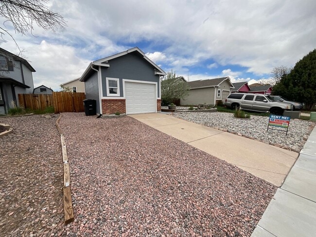 Building Photo - 3 Bedroom Home Available Near E Woodmen Rd...