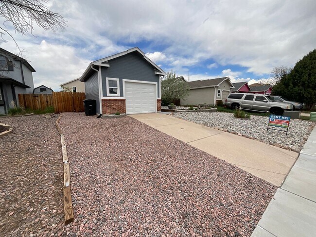 Foto del edificio - 3 Bedroom Home Available Near E Woodmen Rd...
