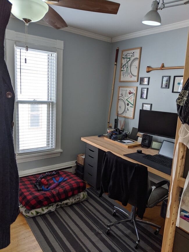 Middle bedroom. - 1320 Jefferson St NE