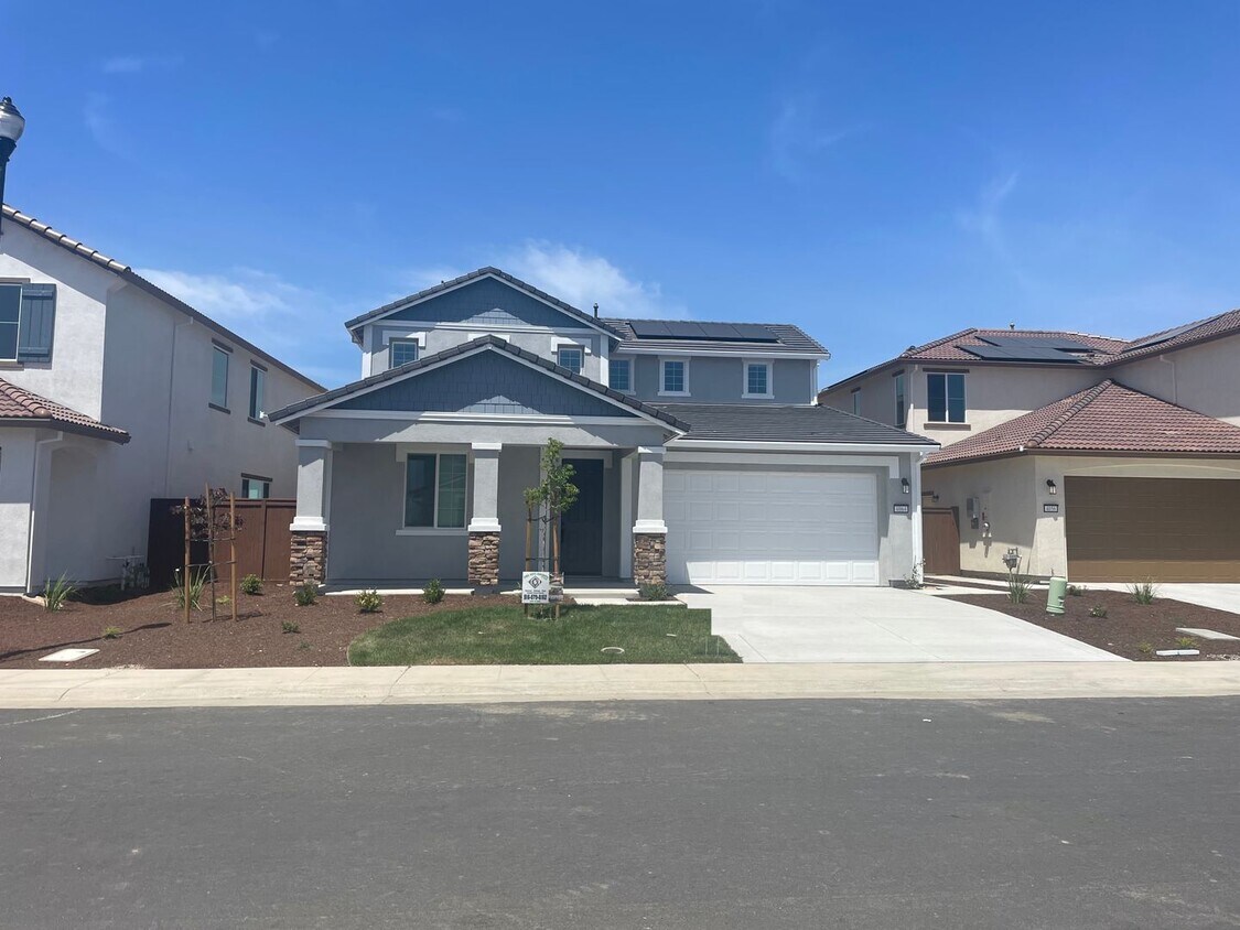 Foto principal - Solar Lennar 4 Bedroom Home on a Large Lot