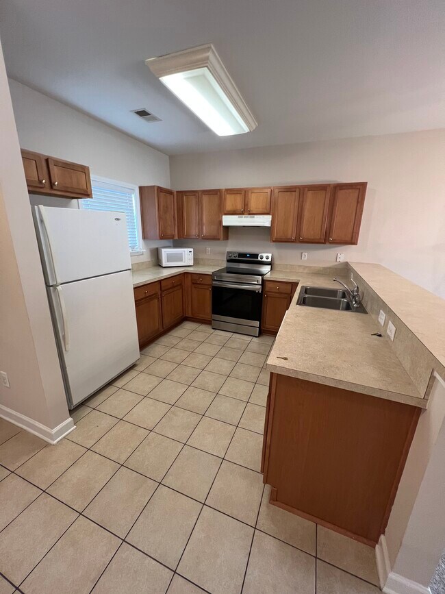 Building Photo - 216 Castle Dr