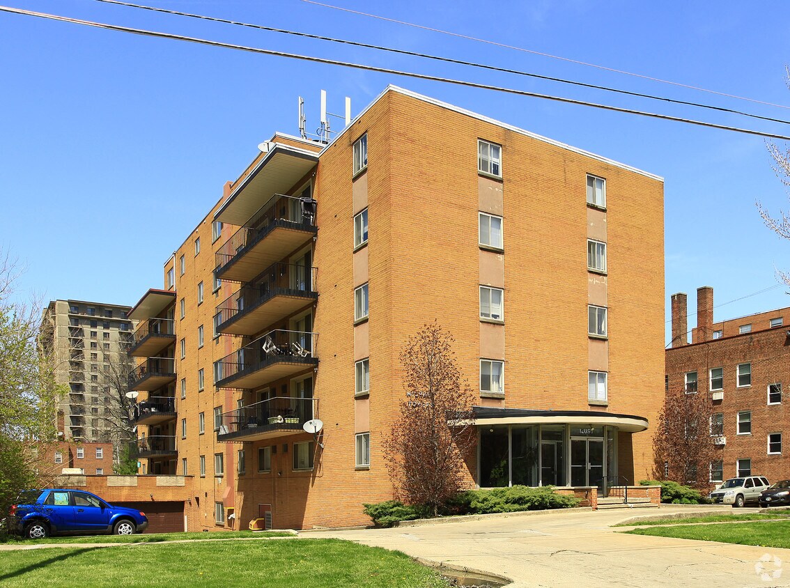 Michael Towers Apartments in Lakewood, OH