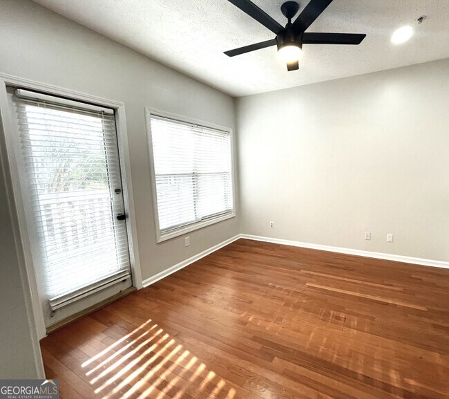 Building Photo - 1250 Parkwood Cir SE