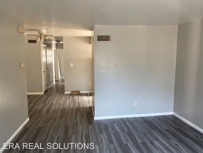 Building Photo - 930 S Roys Ave