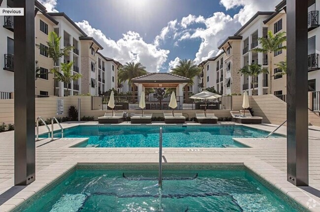 Heated salt water pool and spa - 1030 3rd Ave S