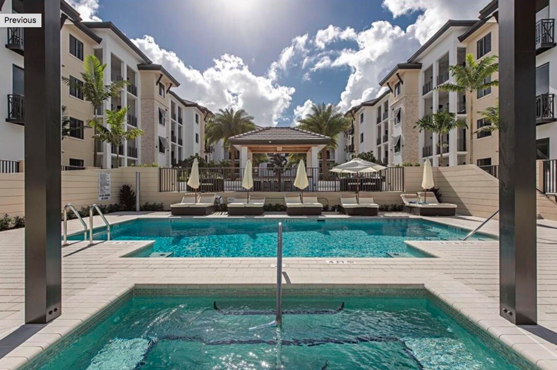 Heated salt water pool and spa - 1030 3rd Ave S
