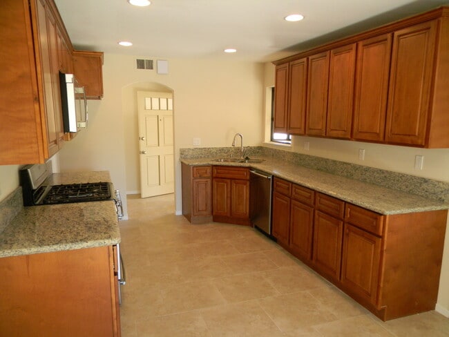 Building Photo - 1404 E Sycamore Ave