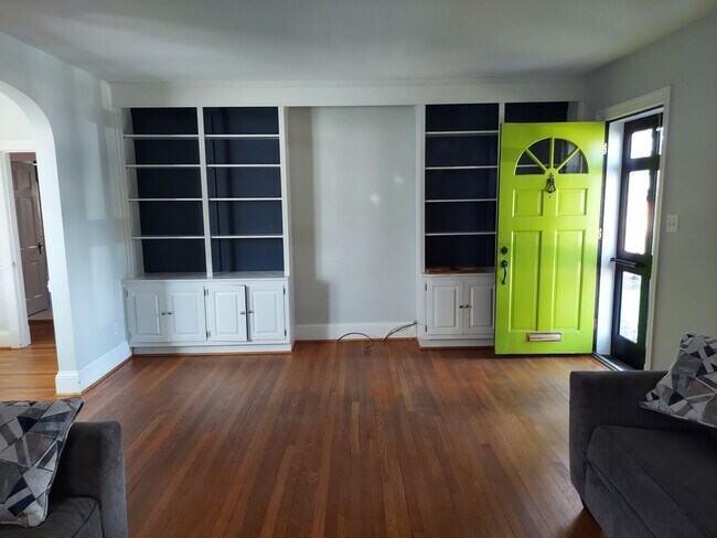 Building Photo - Beautifully Renovated 2200+ Sq Ft 2-story ...