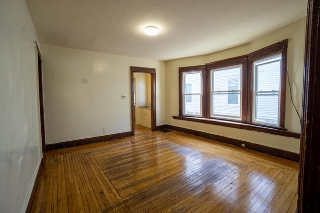 Foto del edificio - First Floor 3 Bedroom Apartment Close To C...