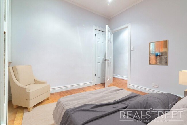 Foto del edificio - 1 Bed In Prime Brooklyn Heights