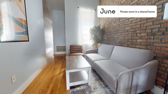 Foto del edificio - Private bedroom in 3 bed/1 bath Home