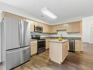 Foto del edificio - 406 Little Neck Rd