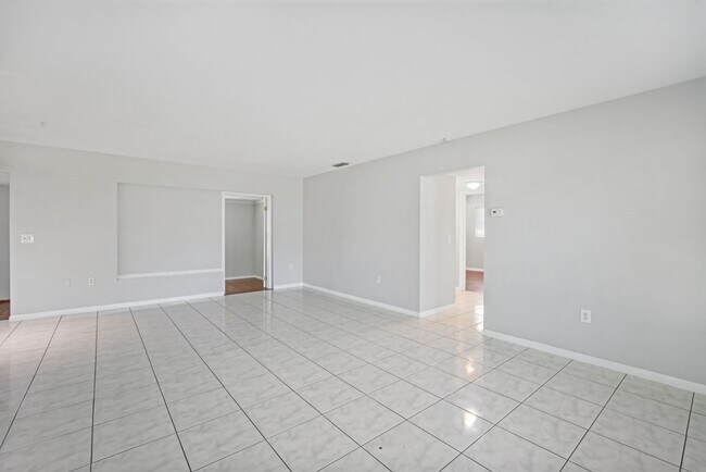 Foto del edificio - Beautifully Updated Clearwater Home with M...