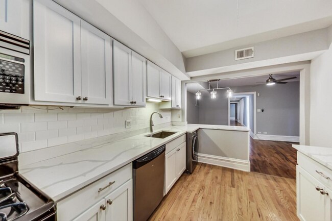 Building Photo - 4022 N Clarendon Ave