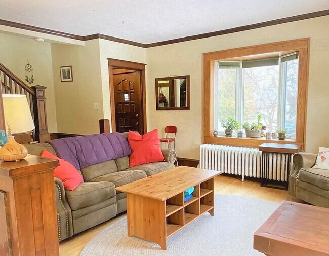 Building Photo - Available Now!- 3 bed 1 Bath Home! Don't Miss The Chance To Make This Your Home! Also $250 Off Fi...