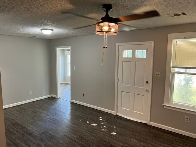 Building Photo - PRIVATELY OWNED BEAUTIFUL HOME, READY FOR ...