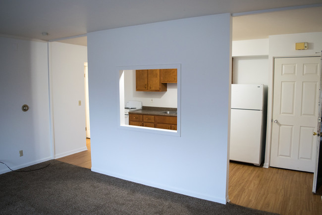 Building Photo - Brooke Park 2 bedroom Apartment!!!!!!!!!!
