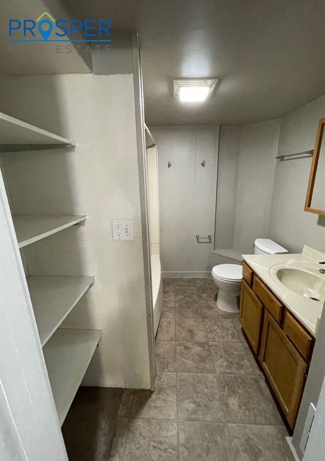 Building Photo - 4 Bedroom House right on Water Street - Av...