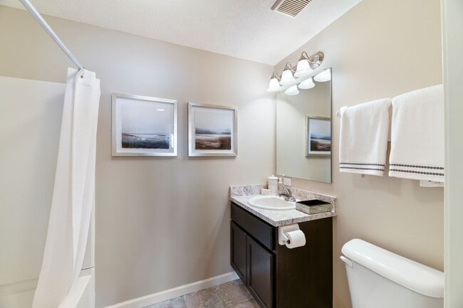 Foto del edificio - 1605-105 Gilmore Park Ave