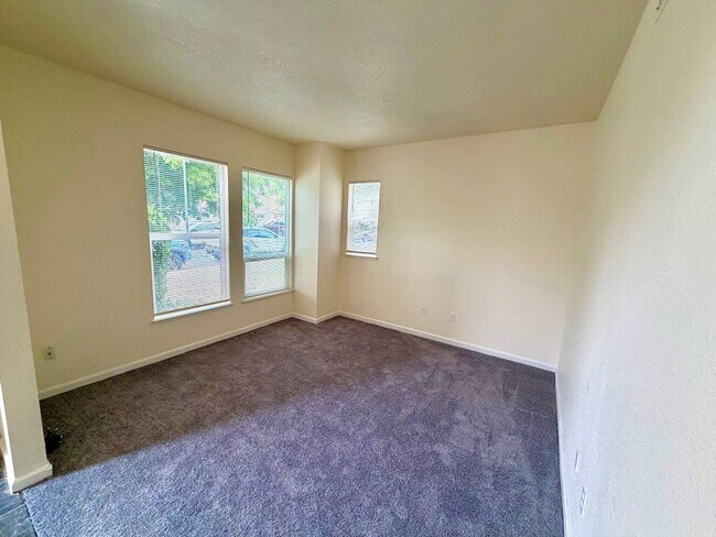 Foto del edificio - Freshly Painted w/ New Carpets 3 Bedroom, 2 Bath With Attached Garage