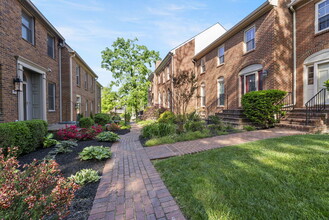 Building Photo - 236 Chippendale Cir