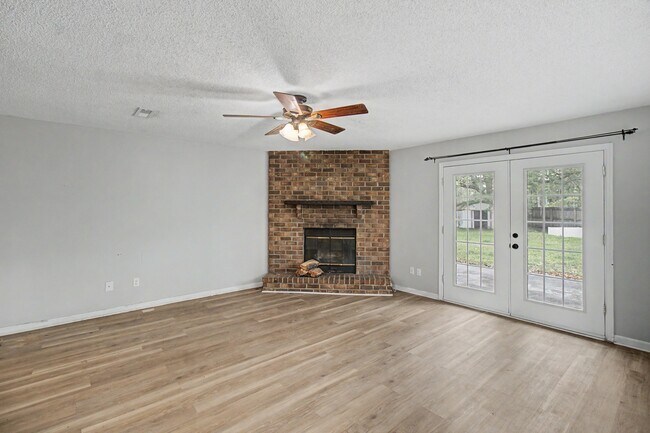 Building Photo - 21 Pinewood Ln