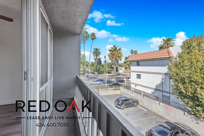 Foto del edificio - Fantastic Top Floor One Bedroom, Saturated...