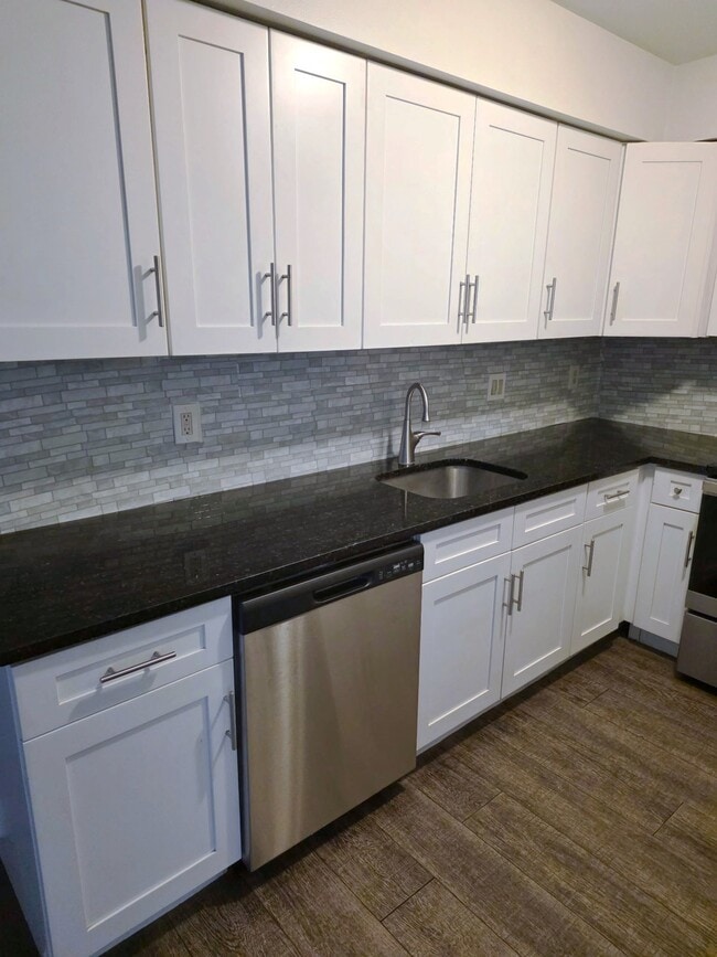 Building Photo - Oak Knoll