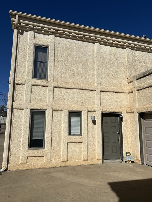 Primary Photo - 2110 S Van Buren St