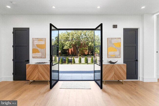 Foto del edificio - 1733 Chain Bridge Rd