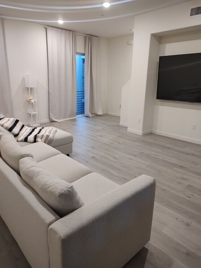 Foto del edificio - Modern Fully Furnished Three-Story Townhome Near the Truckee River