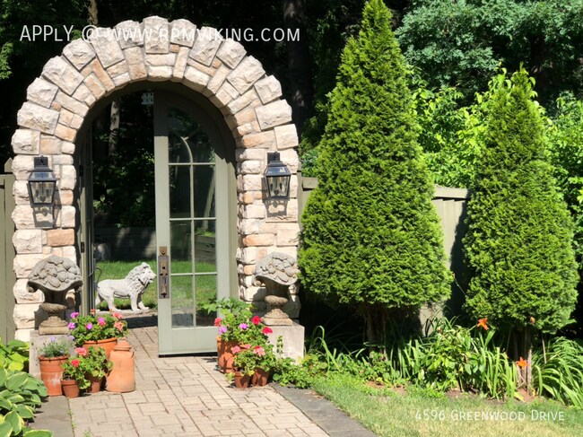 Foto del edificio - Luxury 5 Bed 4 Bath Home. Available Octobe...