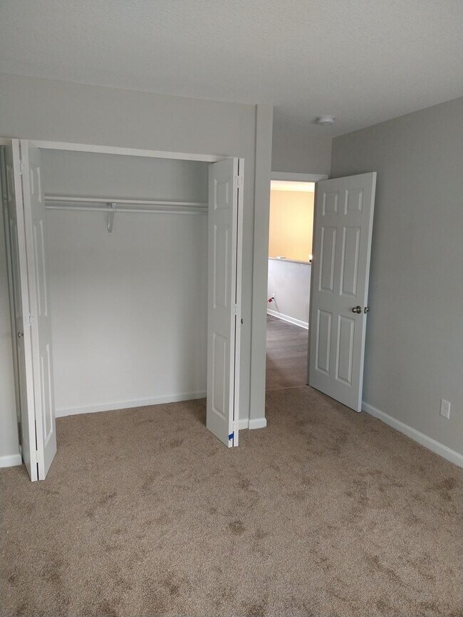 Building Photo - Cozy 3 Bed 1 & 3/4 Bath Townhome