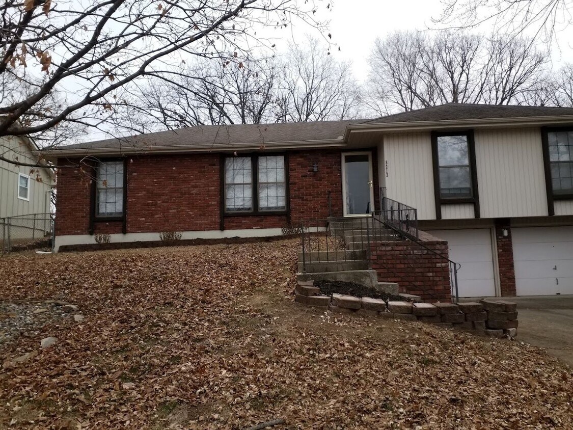 Primary Photo - FREE TV w/Move in Feb! 3 Bed 2 Bath 2 Car ...