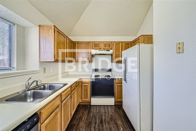 Building Photo - 905 Boxwood Dr