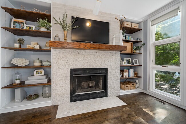 Building Photo - 2389 N Wayne Ave