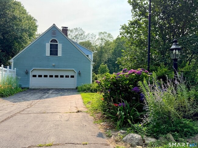 Building Photo - 22 Hyde Park Dr