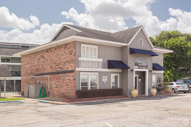 Building Photo - Willow Gardens