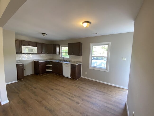 Building Photo - 717 Lunar Dr