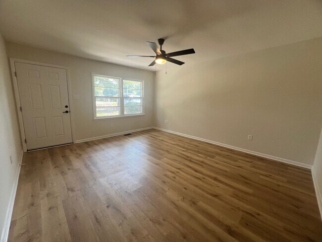Building Photo - 1811 Battleground Dr