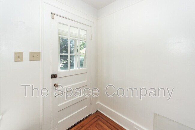 Building Photo - 25 8th Ave
