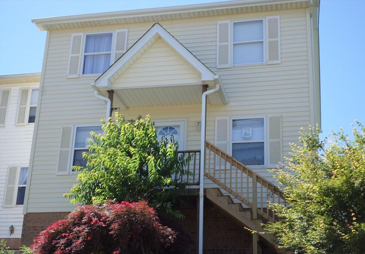 Foto del edificio - 3 Bedroom 2.5 Bath 1 Car Garage Duplex