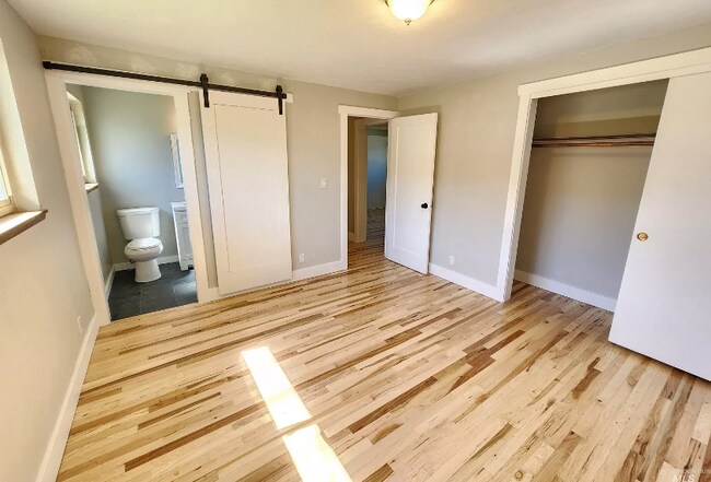 Foto del edificio - 2383 Pine Ave