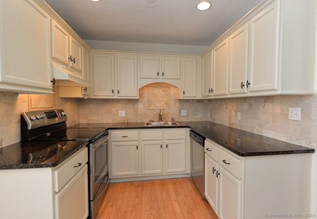 Building Photo - 986 Heritage Vlg