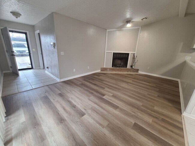 Building Photo - 3 Bed / 2 Bath Home
