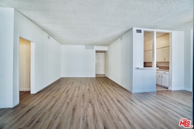 Building Photo - 818 S Gretna Green Way